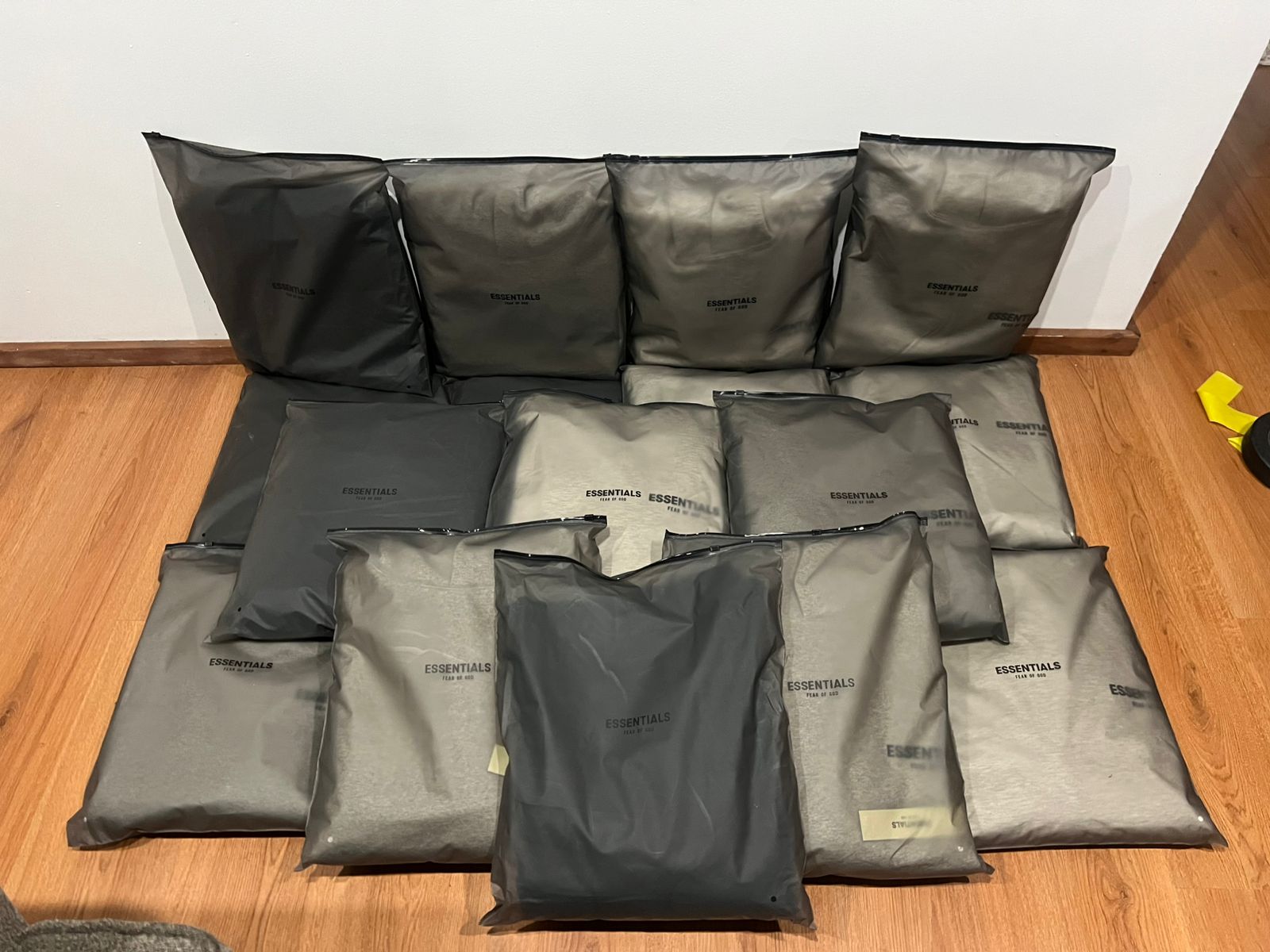 Lote de 20 Sudaderas Essentials - Distribución Premium